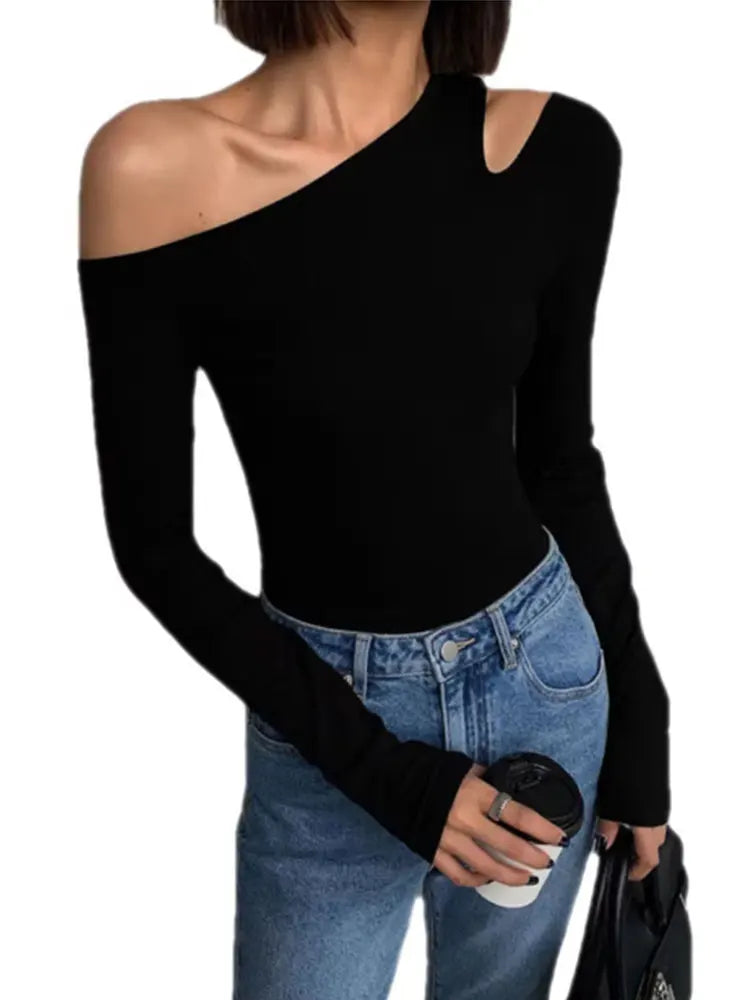 Top donna a maniche lunghe con scollo a barca e vestibilità slim, perfetto per un look primaverile o autunnale.