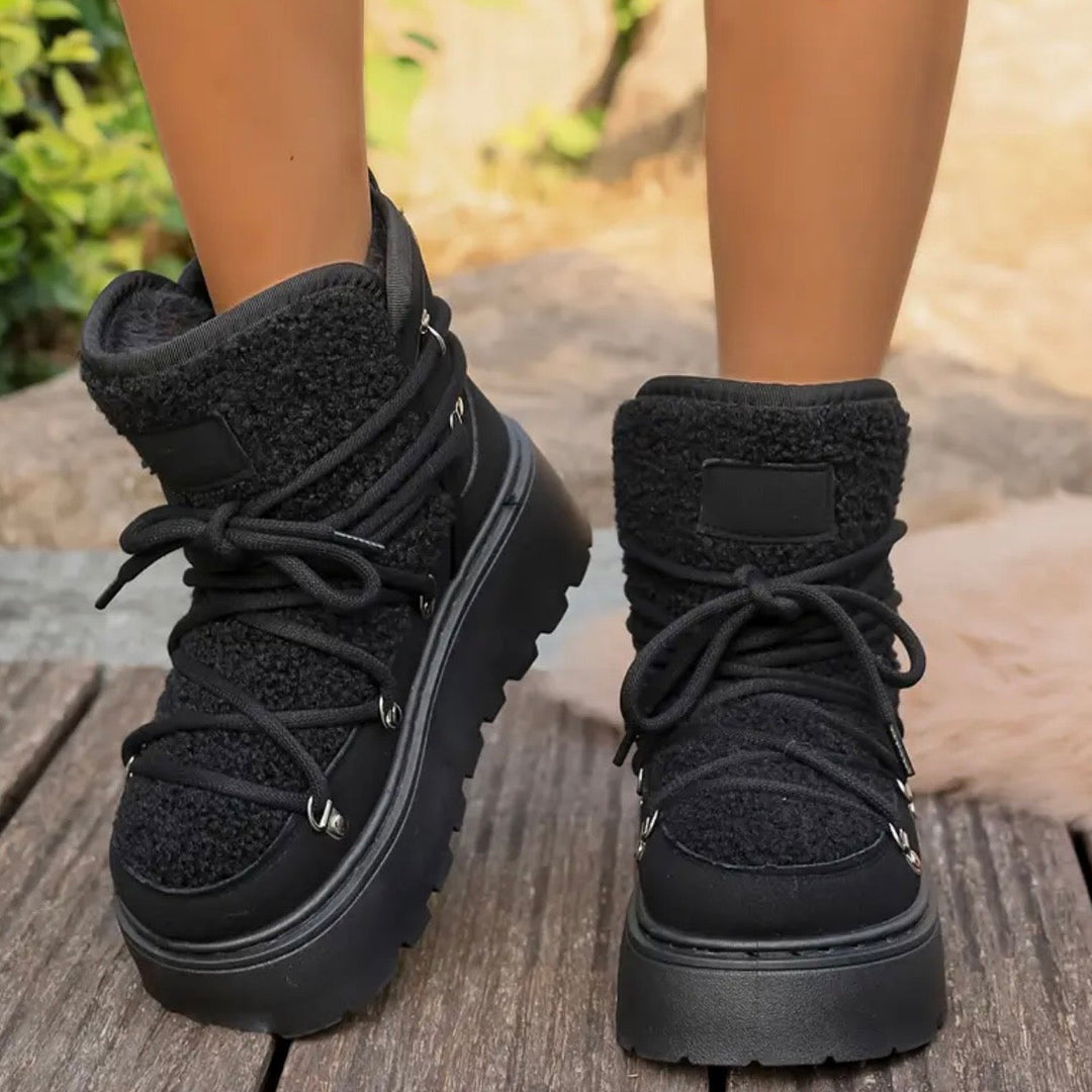Donna con stivali invernali platform marroni, abbina comfort e tendenza per un outfit casual chic.