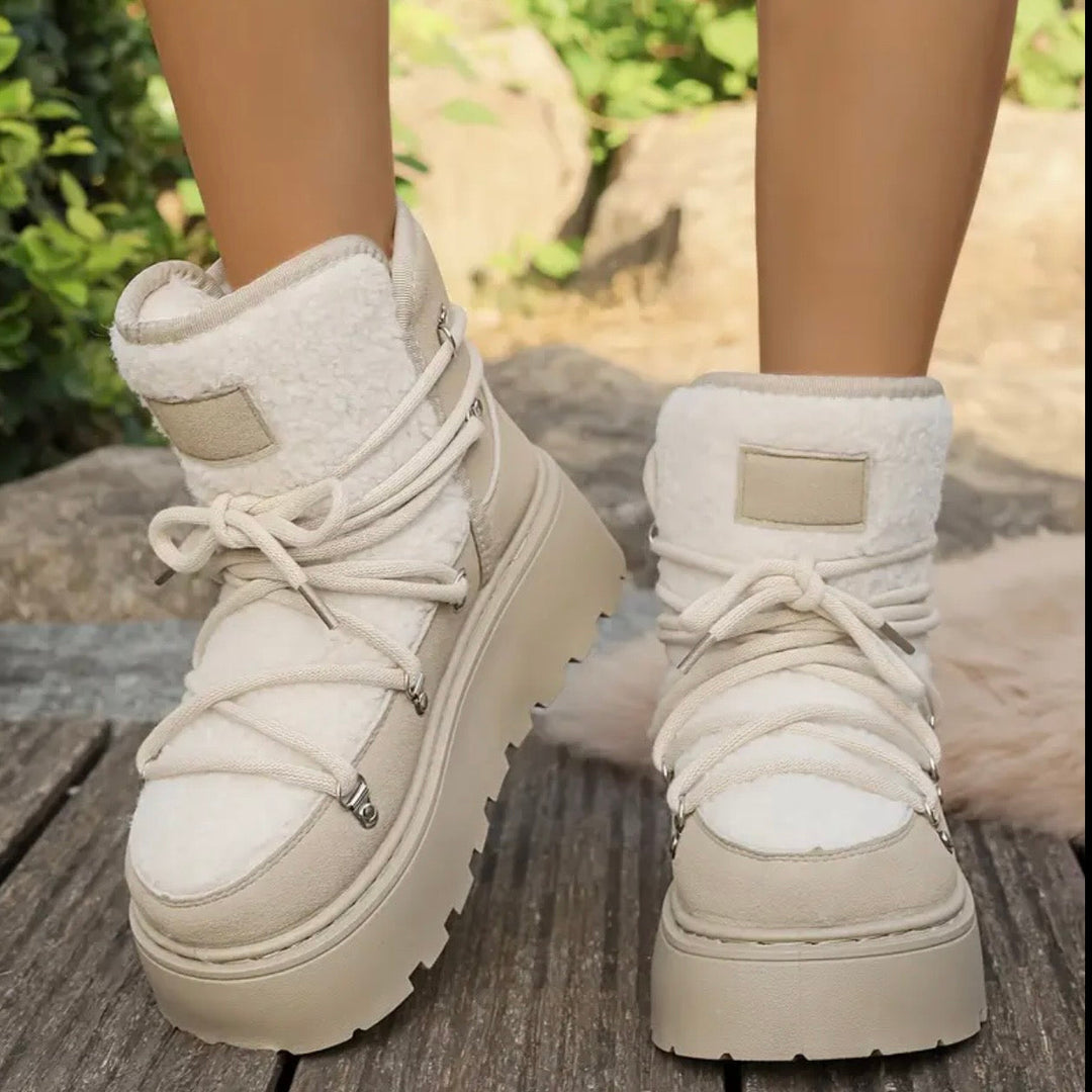 Stivali platform color bianco crema da donna, trendy e caldi, perfetti per un look invernale chic.