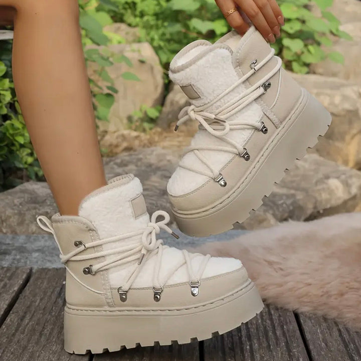 Stivali moda donna con platform, design moderno e idrorepellente, un must-have per l'inverno.