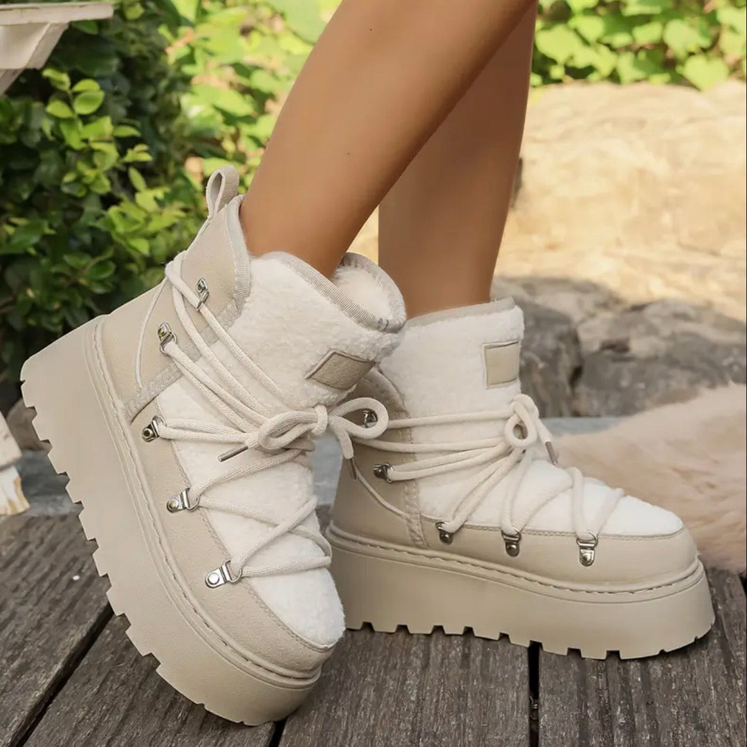 Eleganti stivali platform invernali neri da donna, ideali per affrontare il freddo con moda e comodità.