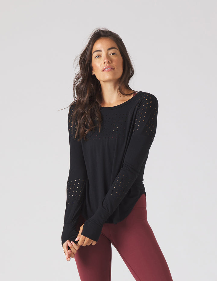 Maglia donna nera a maniche lunghe con dettagli laser cut, vestibilità comoda per stile sportivo e casual.