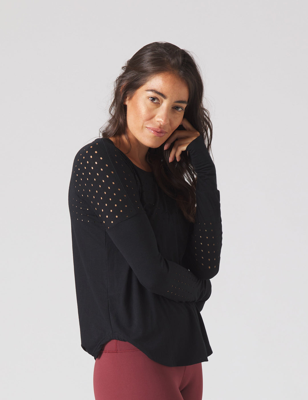 T-shirt donna a maniche lunghe laser cut, colore nero, perfetta per abbigliamento casual o attività sportiva.