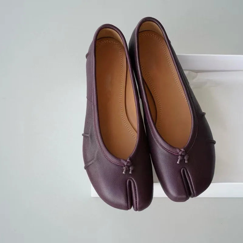 Scarpe basse Tabi da donna, ballerine comode con punta divisa per stile casual chic quotidiano.