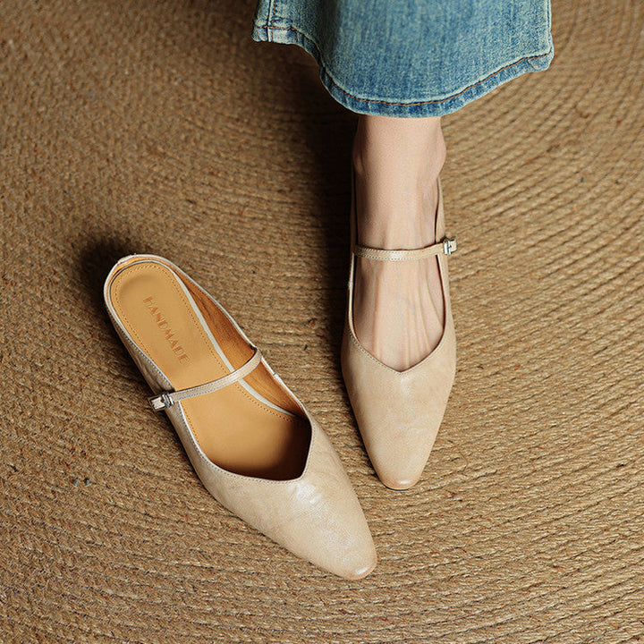 Mules donna stile casual chic, scarpe basse eleganti a punta, perfette per comfort e raffinatezza.