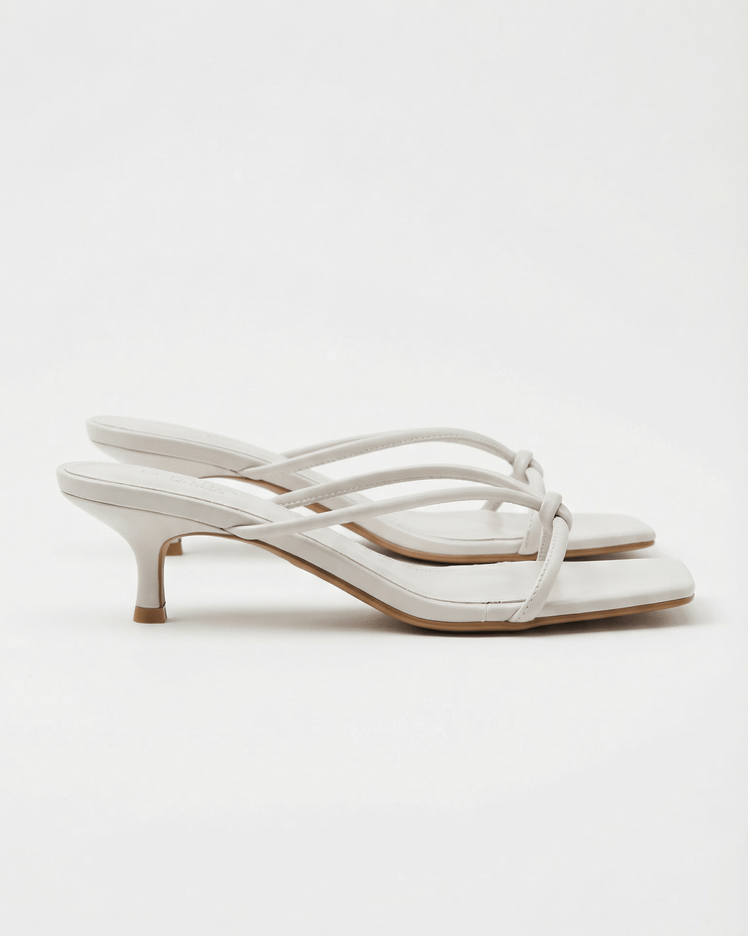 Sandali mules donna oro con punta quadrata e tacco kitten. Calzature estive eleganti per look raffinati.