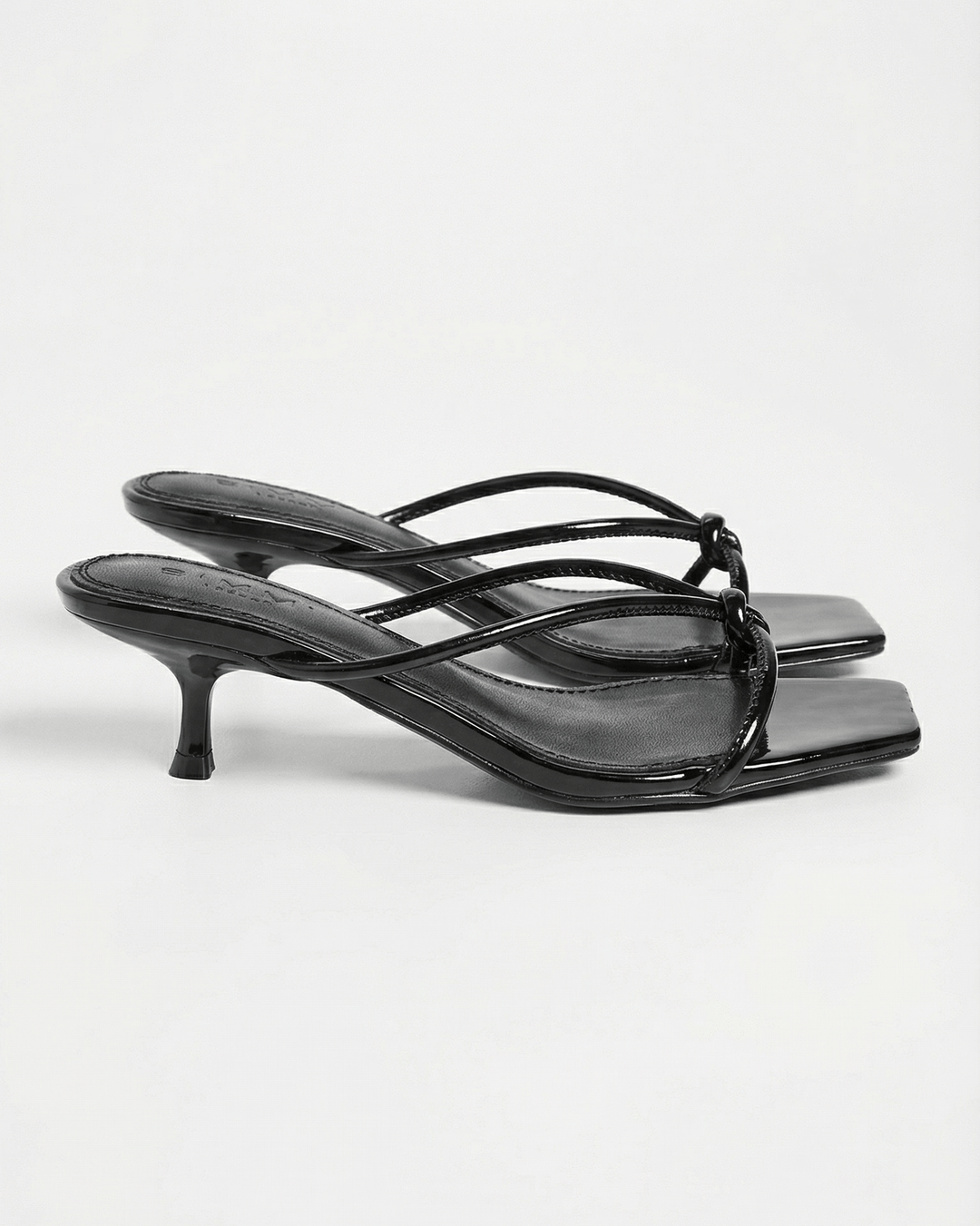Mules nere donna eleganti con laccetti annodati e tacco kitten. Ideali come scarpe cerimonia o estive.