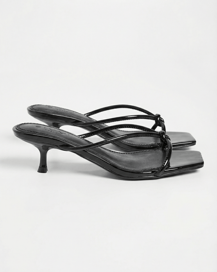 Mules nere donna eleganti con laccetti annodati e tacco kitten. Ideali come scarpe cerimonia o estive.