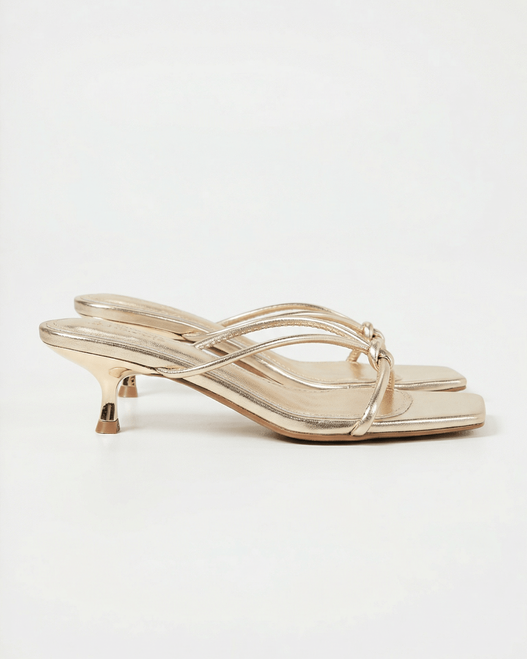 Mules donna eleganti con tacco kitten e laccetti annodati. Perfette per cerimonie estive, stile raffinato.