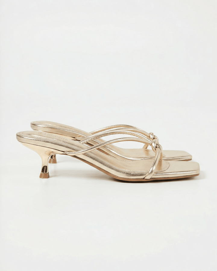 Mules donna eleganti con tacco kitten e laccetti annodati. Perfette per cerimonie estive, stile raffinato.