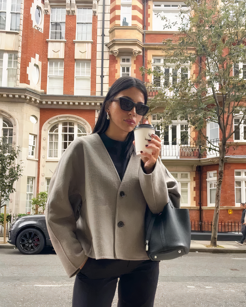 Giacca corta monopetto da donna con scollo a V, perfetta per un look casual-elegante in grigio.