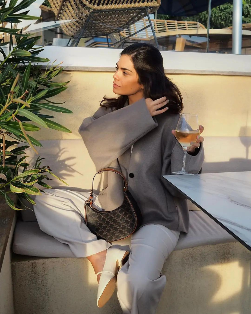 Modella indossa giacca corta donna monopetto in khaki. Scollo a V, taglio comodo e chic per l'autunno.