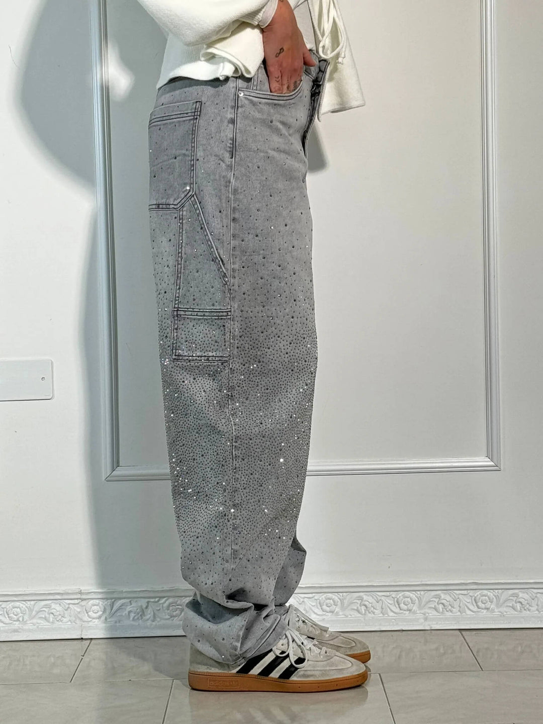 Dettagli luminosi sui jeans balloon donna, vestibilità ampia e stile unico e originale.