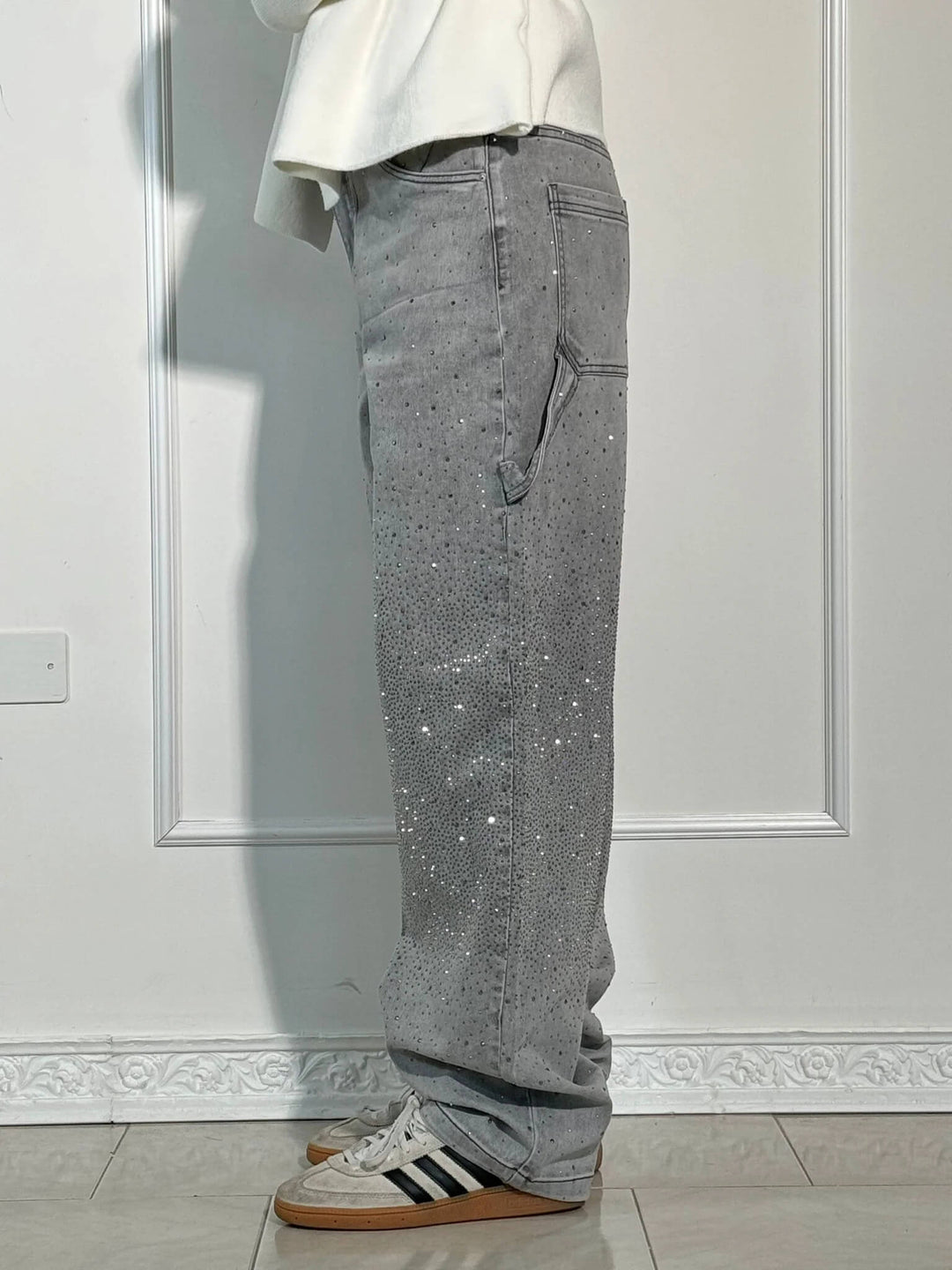 Moda femminile: jeans balloon neri con brillanti, gamba larga per massimo comfort.
