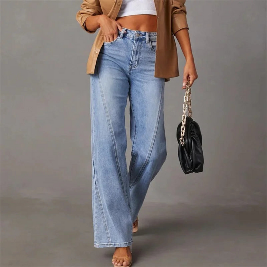 Pantaloni jeans blu da donna, larghi e a vita alta, ideali per un look comodo e di tendenza.