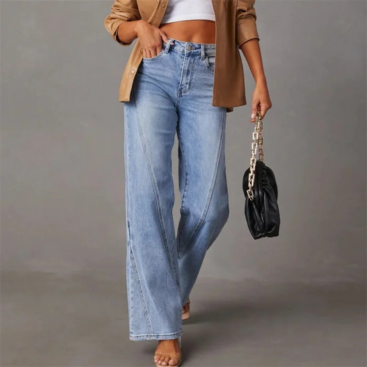 Pantaloni jeans blu da donna, larghi e a vita alta, ideali per un look comodo e di tendenza.