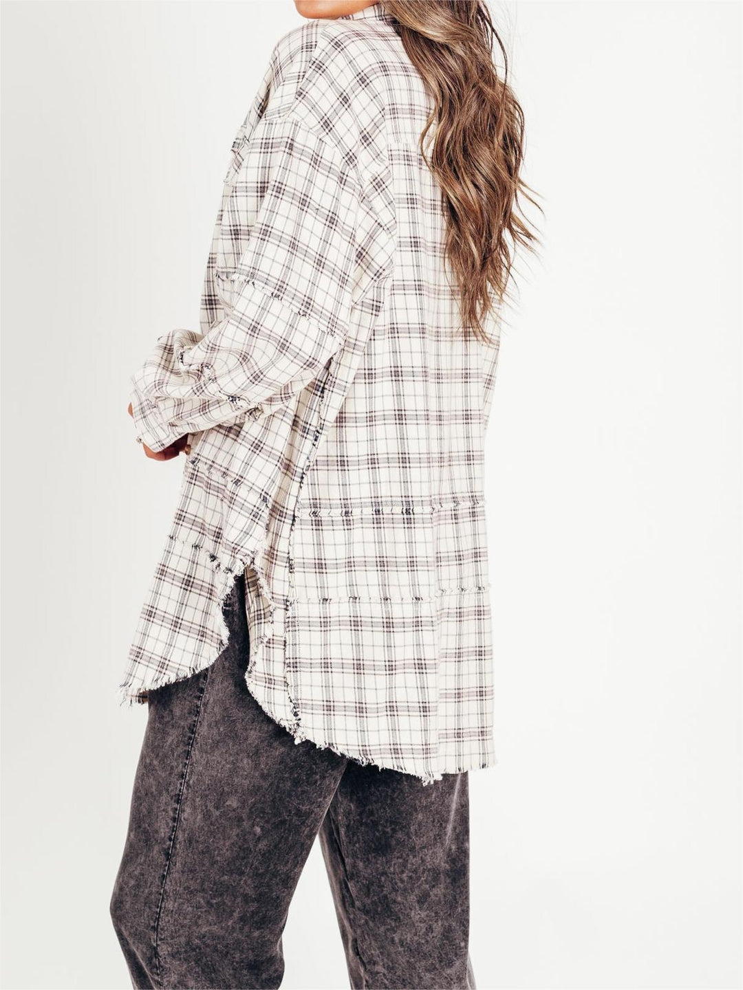 La moda oversize: camicia lunga a quadri per donna con bottoni, un capo essenziale.
