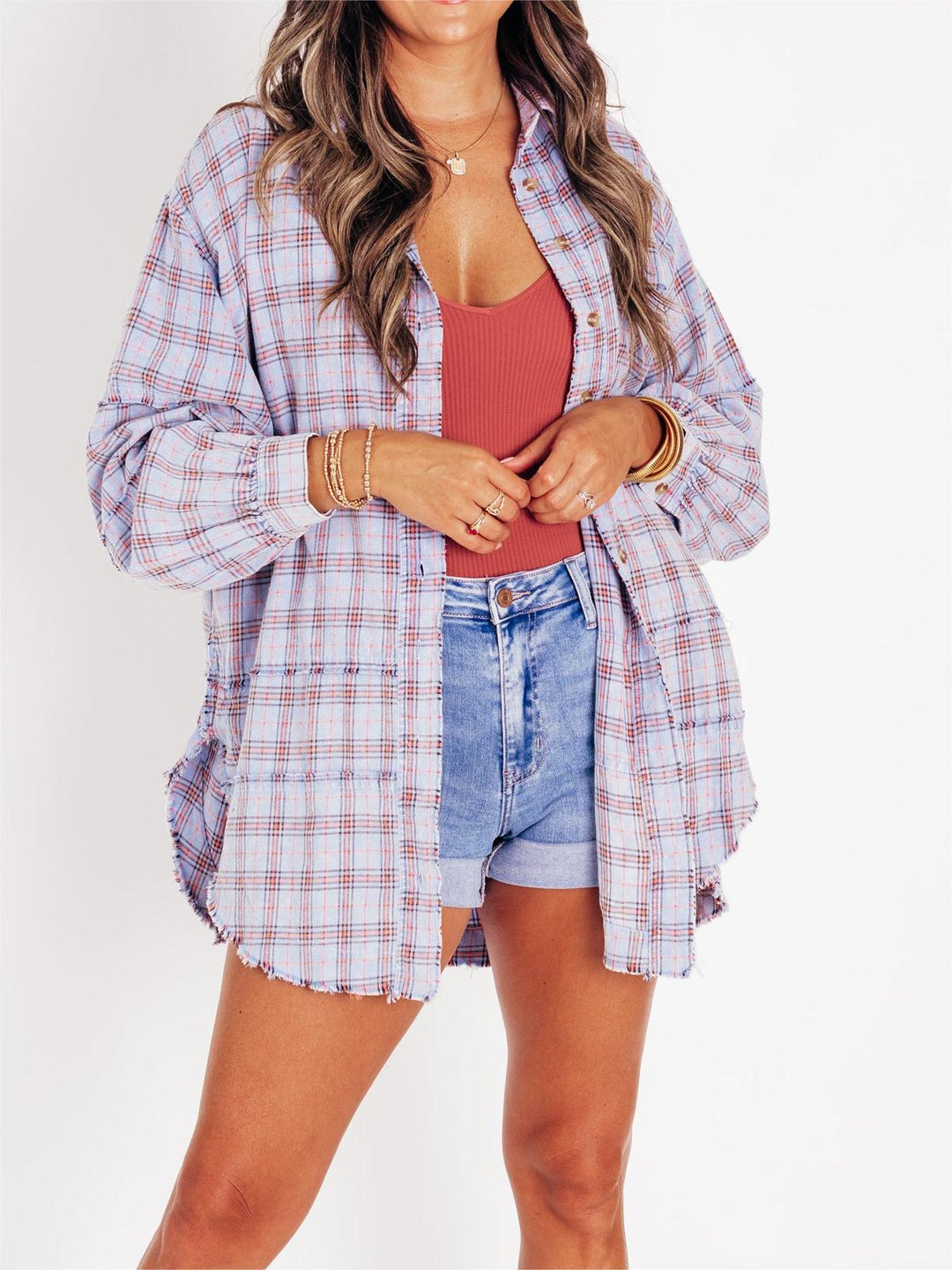 Camicia donna con bottoni e stampa a quadri, vestibilità oversize e lunghezza estesa.