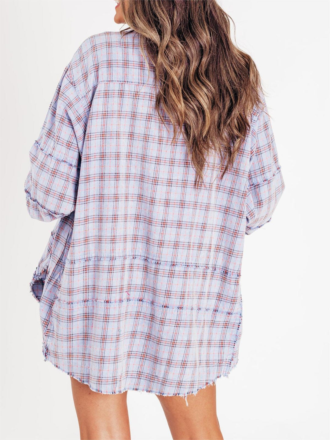 Camicia oversize con stampa a quadri e bottoni, per un look donna moderno e lungo, molto alla moda.