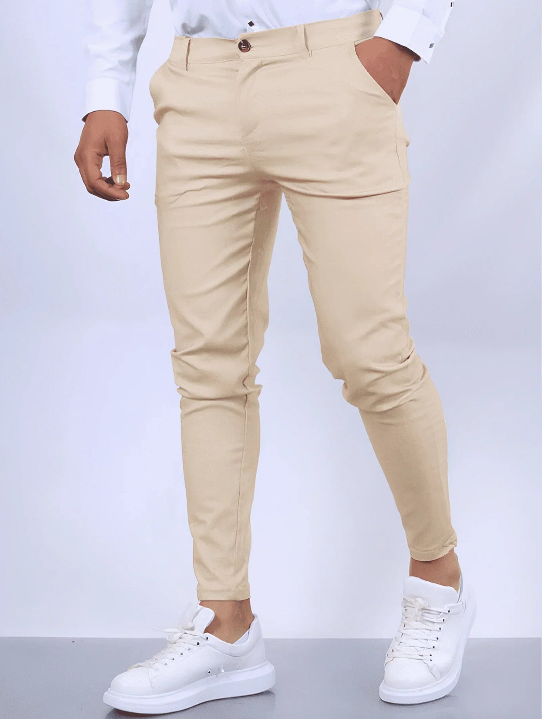 Pantaloni uomo slim fit beige con vita elasticizzata, perfetti per look casual o eleganti. Comfort assoluto.