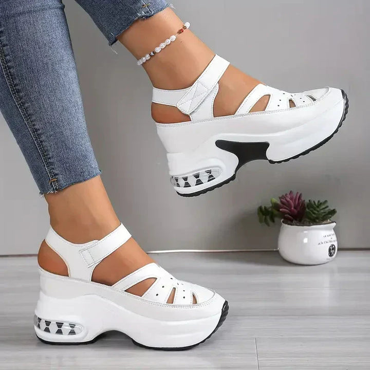 Sandali anatomici donna, vista dall'alto. Design estivo elegante e casual, calzature con plantare comfort per ogni giorno.