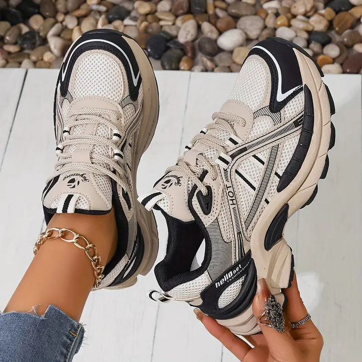 Sneakers donna chunky bianche con suola alta, stile moderno e versatile, ideali per comfort quotidiano e tendenza moda.