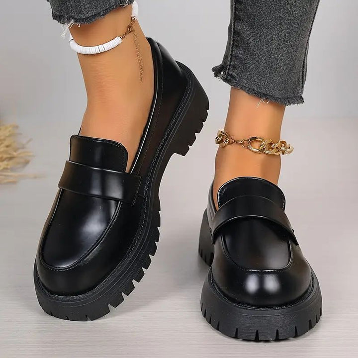 Scarpe mocassini chunky da donna per comfort quotidiano. Stile moderno e suola robusta, ideali per ogni occasione.
