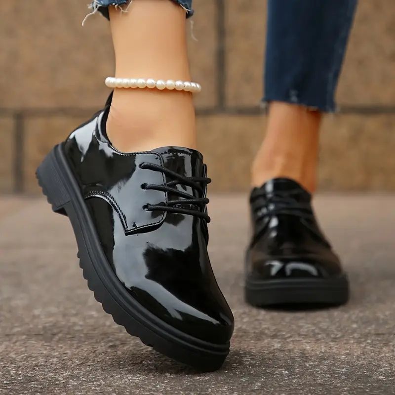 Oxfords Lucide da Donna nere, scarpe basse eleganti con finitura lucida, perfette per stile classico e moda donna.