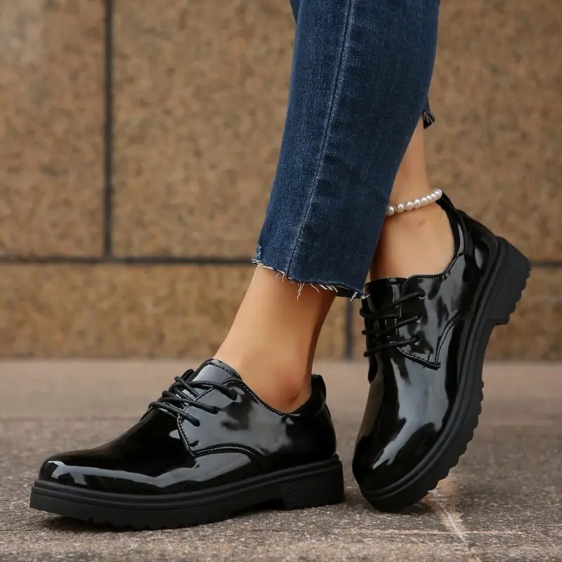 Scarpe Oxfords donna nero lucido, calzature versatili e comode, ideali per comfort quotidiano e outfit classici.