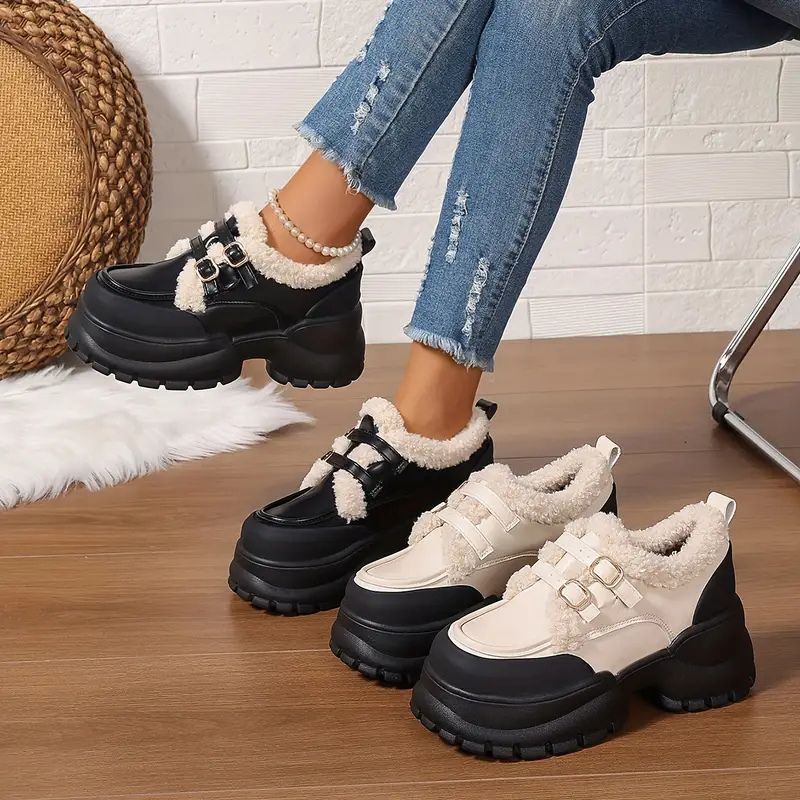 Scarpe chunky bianche e nere da donna, ideali per uno stile invernale casual e confortevole.