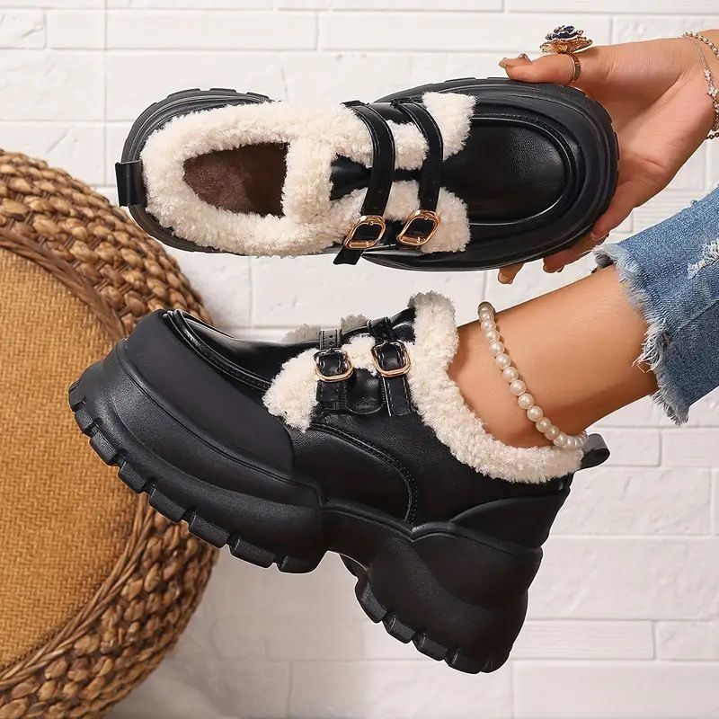 Dettaglio scarpe chunky invernali da donna con suola spessa, per stile moda e comfort.