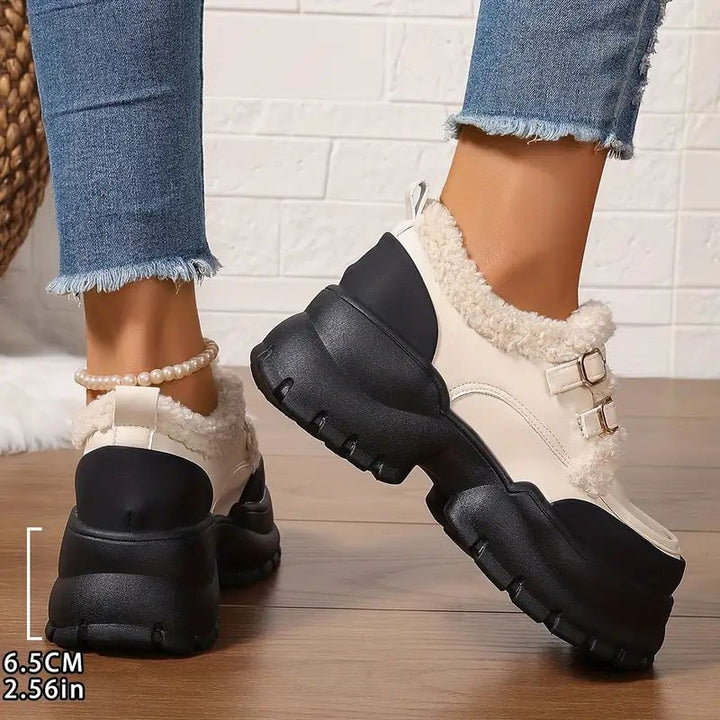Scarpe invernali donna chunky bianche e nere, perfette per un look moda casual e confortevole.