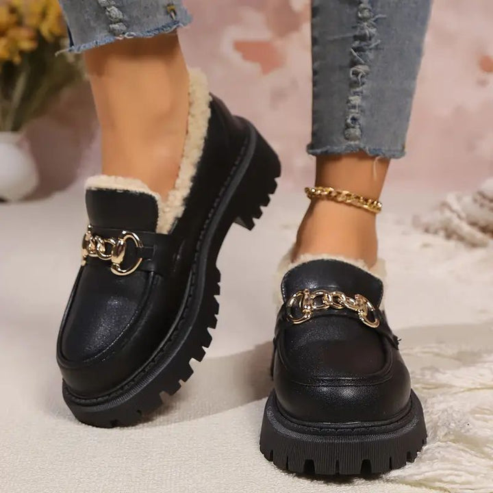 Mocassini da donna neri eleganti con catena, scarpe versatili che uniscono stile classico e tendenza moderna.