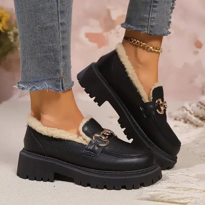 Scarpe mocassini neri da donna con catena, un tocco di eleganza casual per ogni giorno. Stile e comfort assicurati.