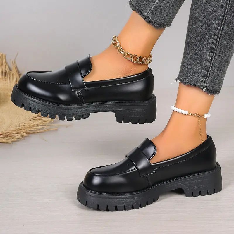 Scarpe mocassini chunky neri da donna, design robusto e confortevole. Perfetti per uno stile casual chic e alla moda.