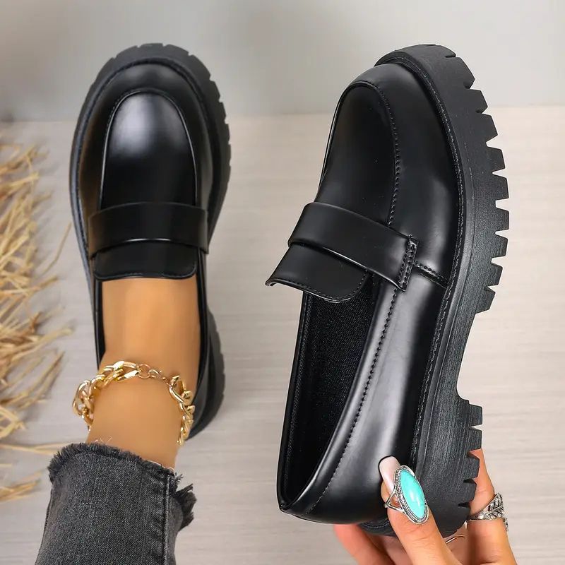 Mocassini da donna con suola chunky, perfetti per la moda casual elegante. Scarpe comode e di tendenza per outfit versatili.