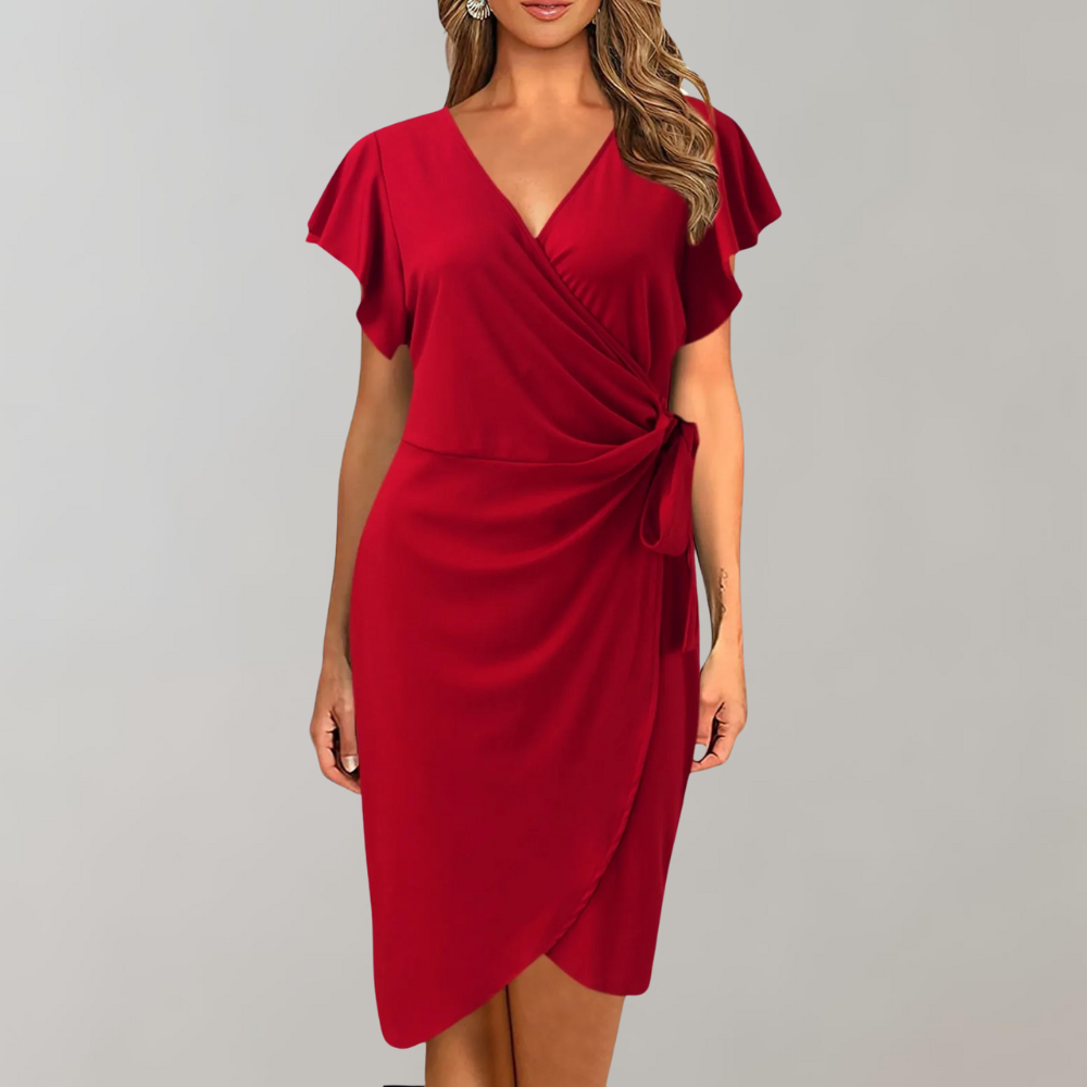 Donna in abito midi estivo elegante, un vestito versatile e senza tempo per occasioni speciali o casual chic.