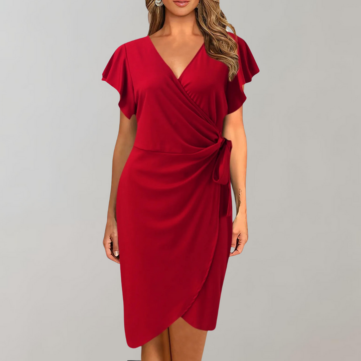 Donna in abito midi estivo elegante, un vestito versatile e senza tempo per occasioni speciali o casual chic.