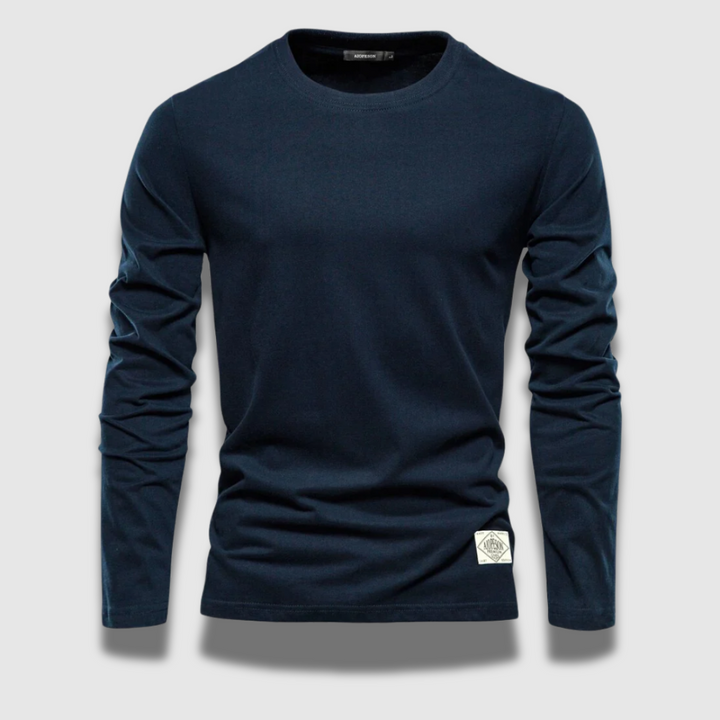 Uomo che indossa una maglietta a maniche lunghe elegante, versatile per ogni occasione.