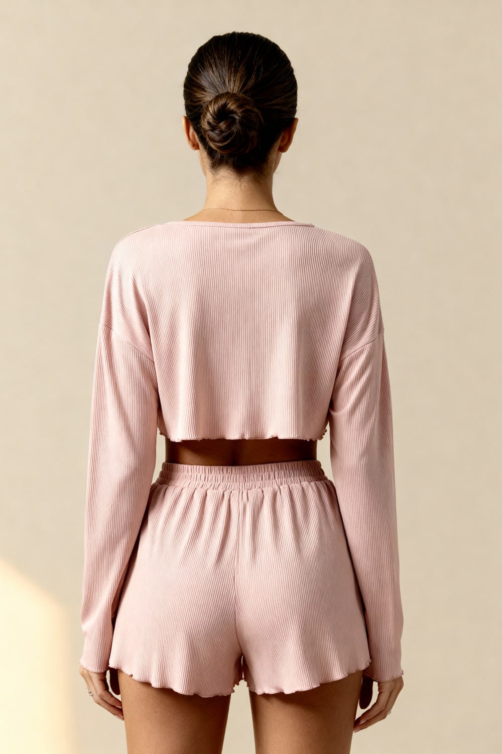 Pigiama donna estivo set due pezzi: top crop manica lunga e pantaloncini. Perfetto per relax e casa.