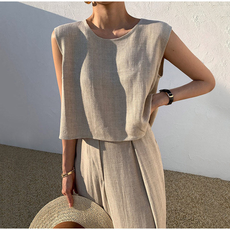 Abbigliamento estivo donna leggero e confortevole. Completo casual con top e pantaloni larghi per un look vacanza.