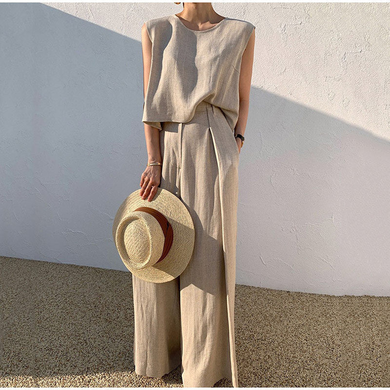 Completo donna estivo elegante e casual, ideale per vacanze. Set due pezzi con pantaloni larghi e top confortevole.
