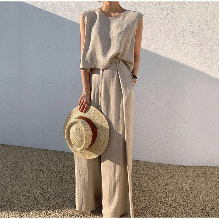 Completo donna estivo elegante e casual, ideale per vacanze. Set due pezzi con pantaloni larghi e top confortevole.