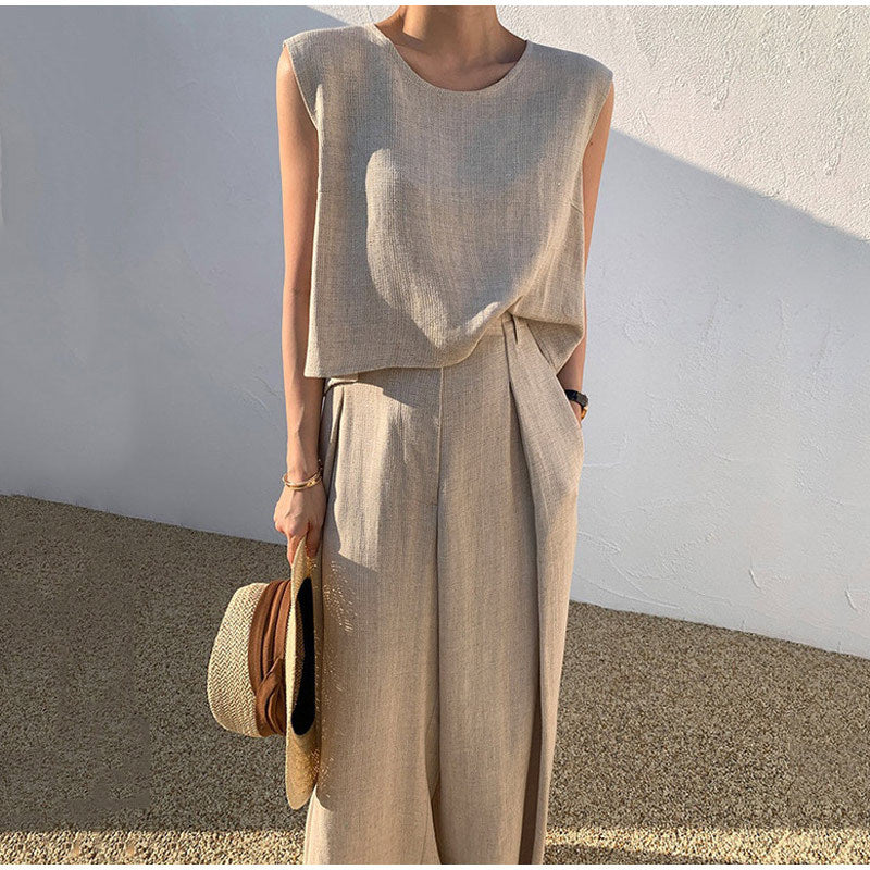 Moda estate donna: completo due pezzi casual chic con top trendy e pantaloni larghi, perfetto per un outfit da vacanza.