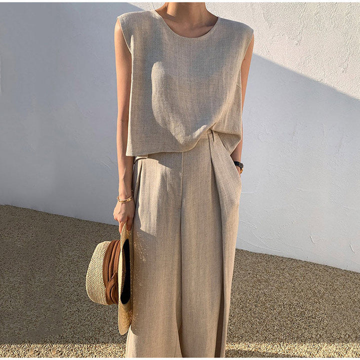 Moda estate donna: completo due pezzi casual chic con top trendy e pantaloni larghi, perfetto per un outfit da vacanza.