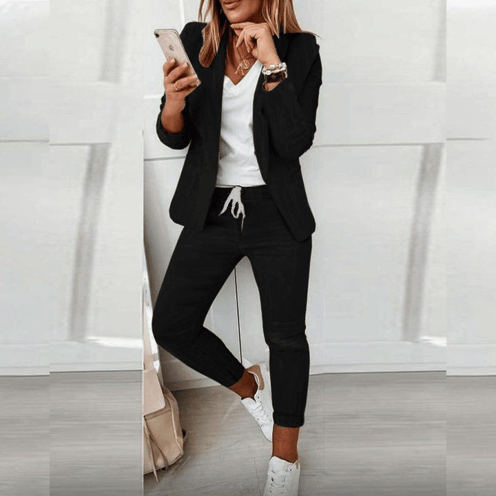 Outfit donna elegante-casual con top a maniche lunghe e pantaloni fluidi a gamba larga, moda femminile autunno/primavera.