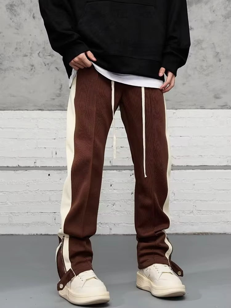 Pantaloni uomo dritti con vita elasticizzata, zip, e banda laterale per un look streetwear comodo e alla moda.