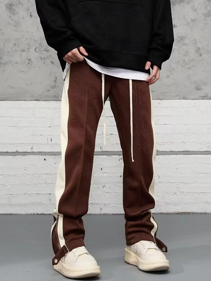 Pantaloni uomo dritti con vita elasticizzata, zip, e banda laterale per un look streetwear comodo e alla moda.
