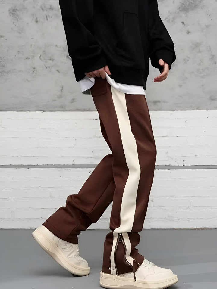 Pantaloni uomo dal design moderno a gamba dritta, stile streetwear, con banda laterale e vita elasticizzata.