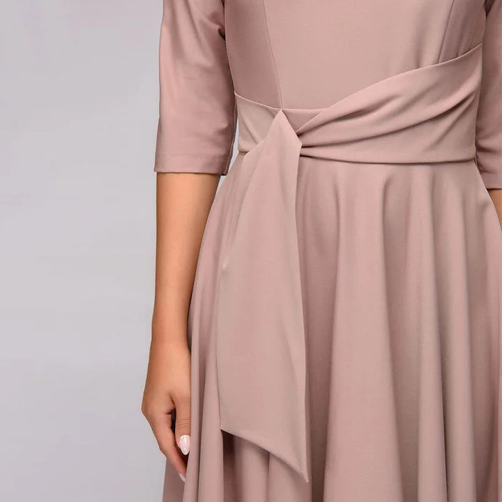 Abito formale donna con cintura che valorizza la figura, perfetto per moda ufficio e cerimonie eleganti.
